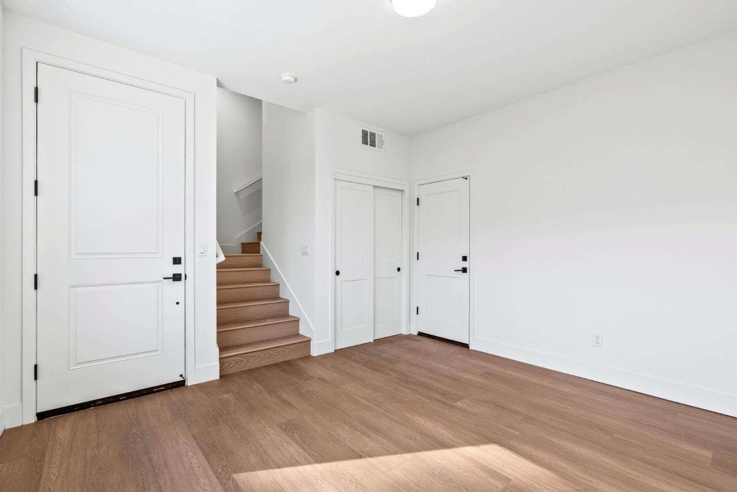 Detail Gallery Image 4 of 25 For 931 Woodside Rd, Redwood City,  CA 94061 - 4 Beds | 2/1 Baths