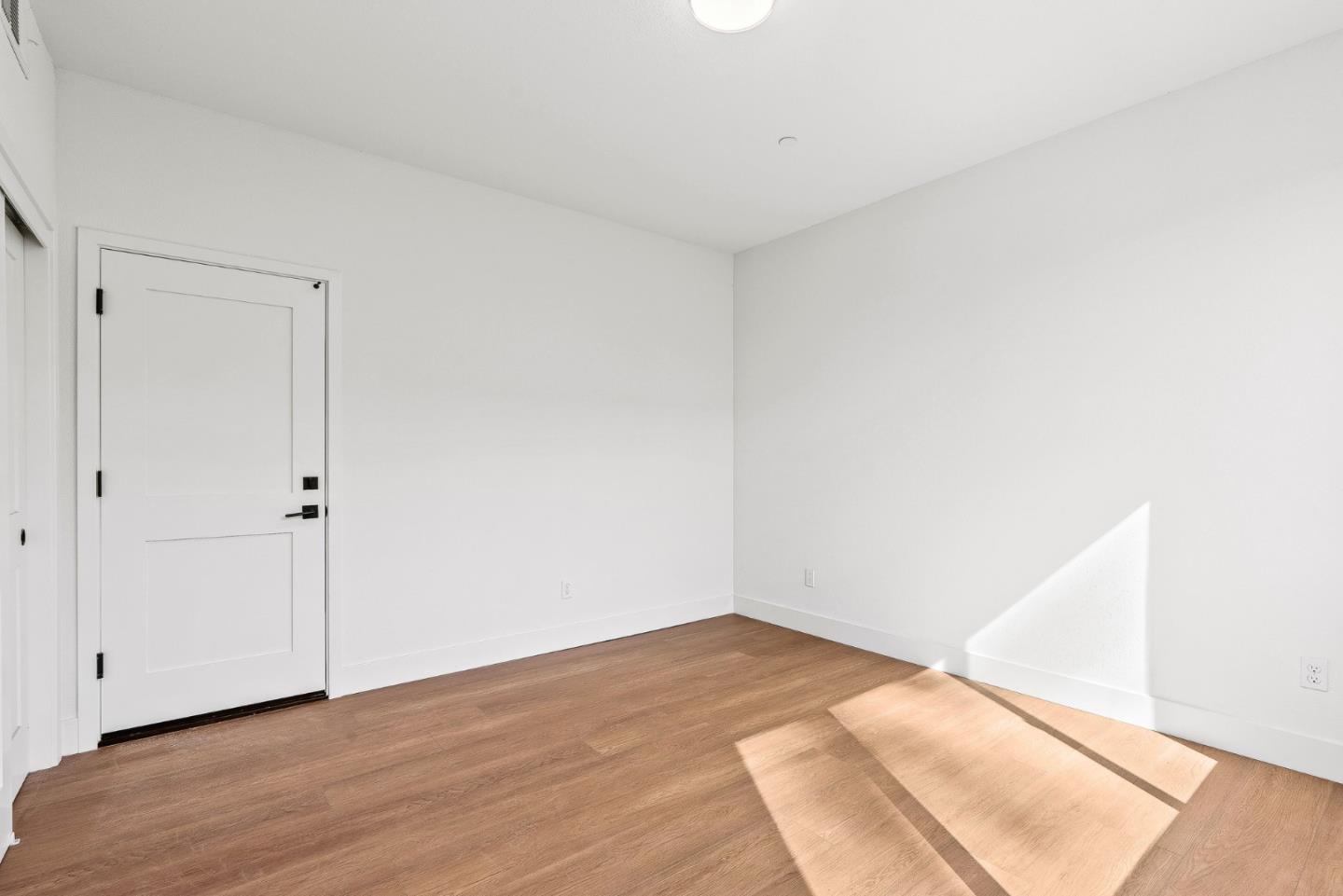 Detail Gallery Image 5 of 25 For 931 Woodside Rd, Redwood City,  CA 94061 - 4 Beds | 2/1 Baths