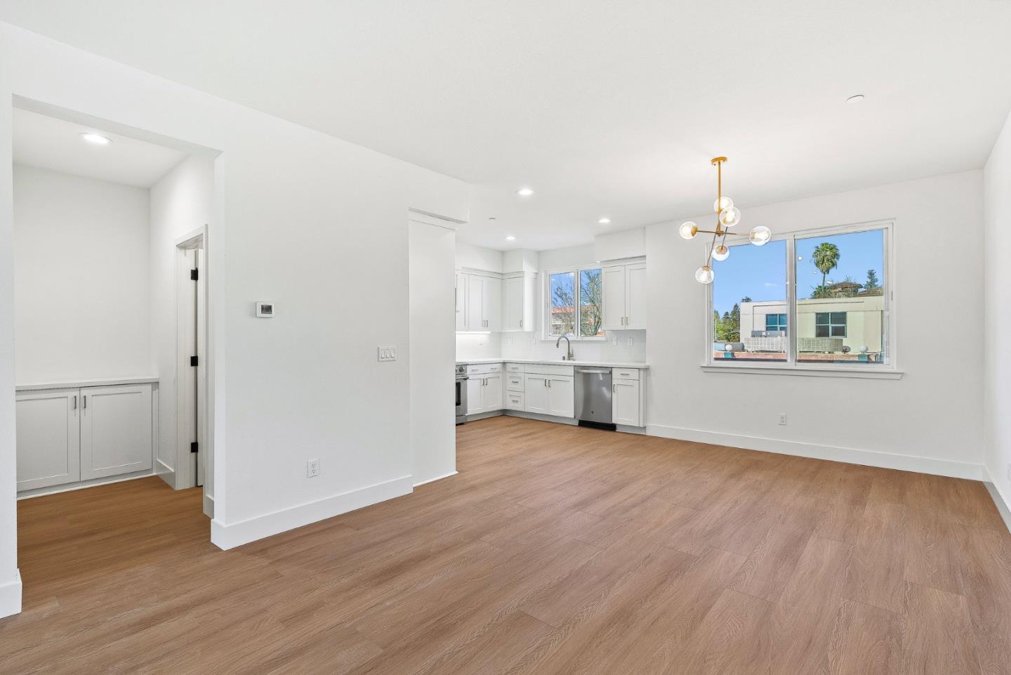 Detail Gallery Image 9 of 25 For 931 Woodside Rd, Redwood City,  CA 94061 - 4 Beds | 2/1 Baths