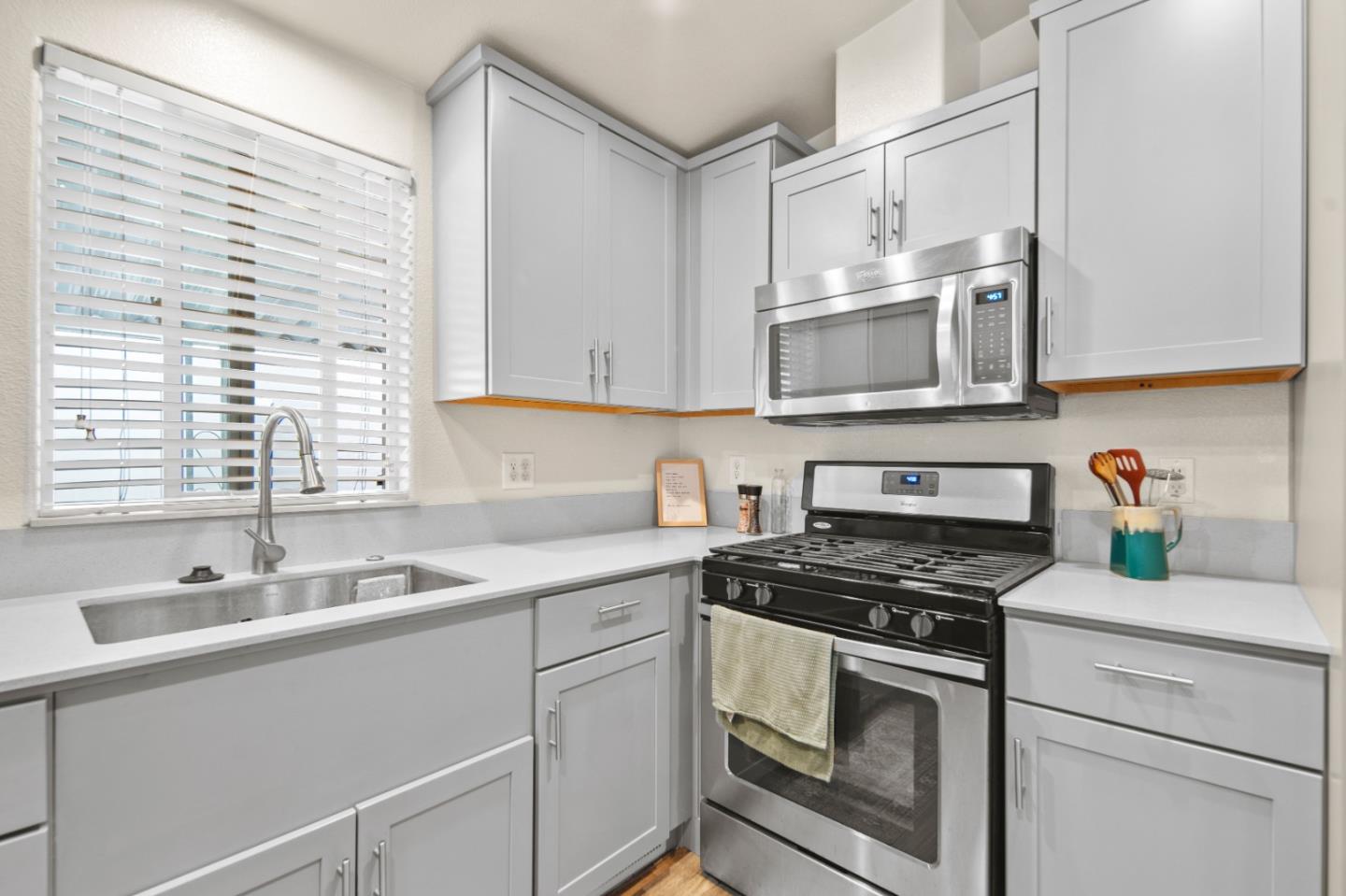 Detail Gallery Image 6 of 14 For 3320 Del Monte Blvd #11,  Marina,  CA 93933 - 2 Beds | 2 Baths