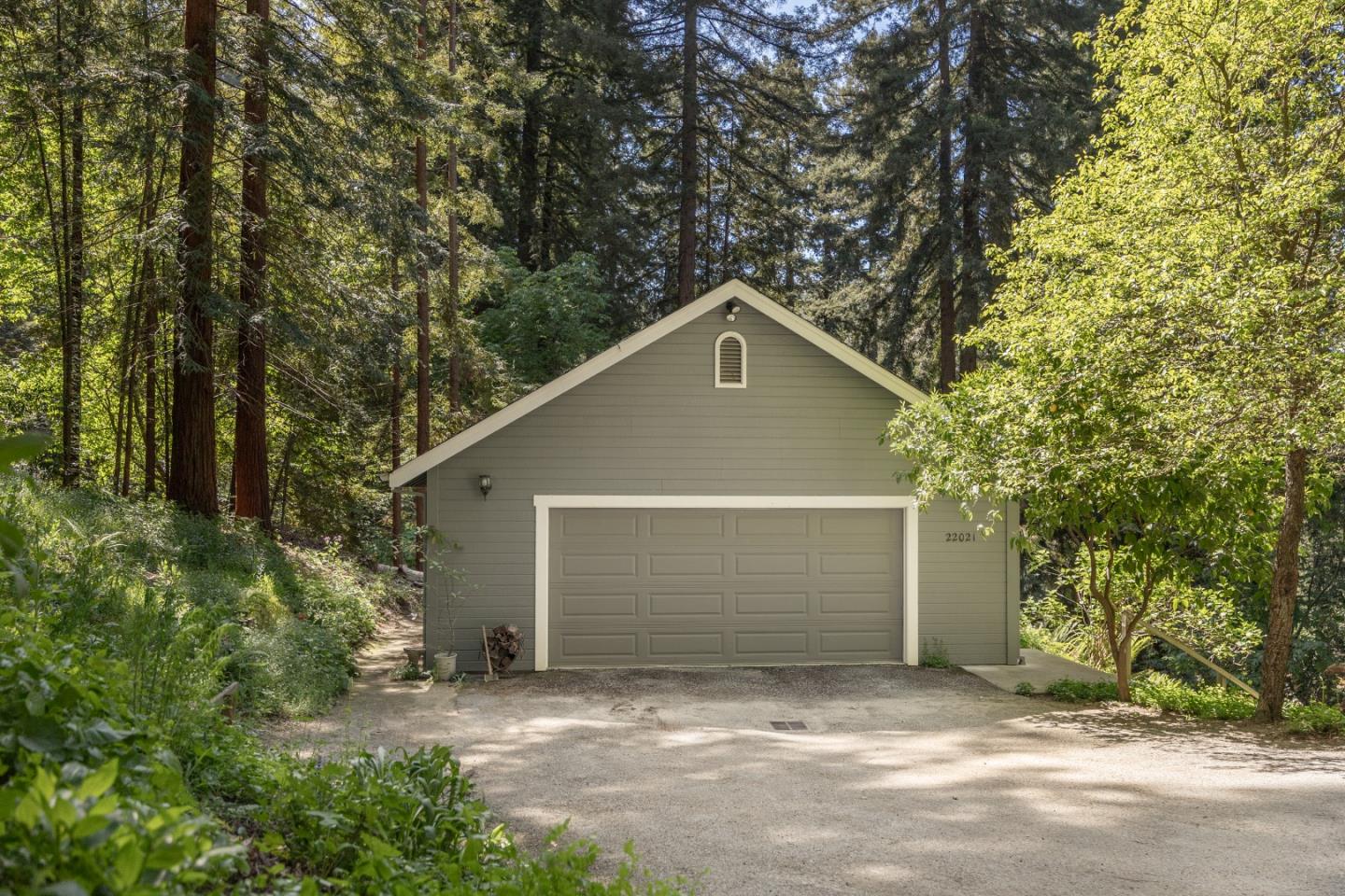 Detail Gallery Image 3 of 43 For 22021 Old Santa Cruz Hwy, Los Gatos,  CA 95033 - 2 Beds | 2 Baths