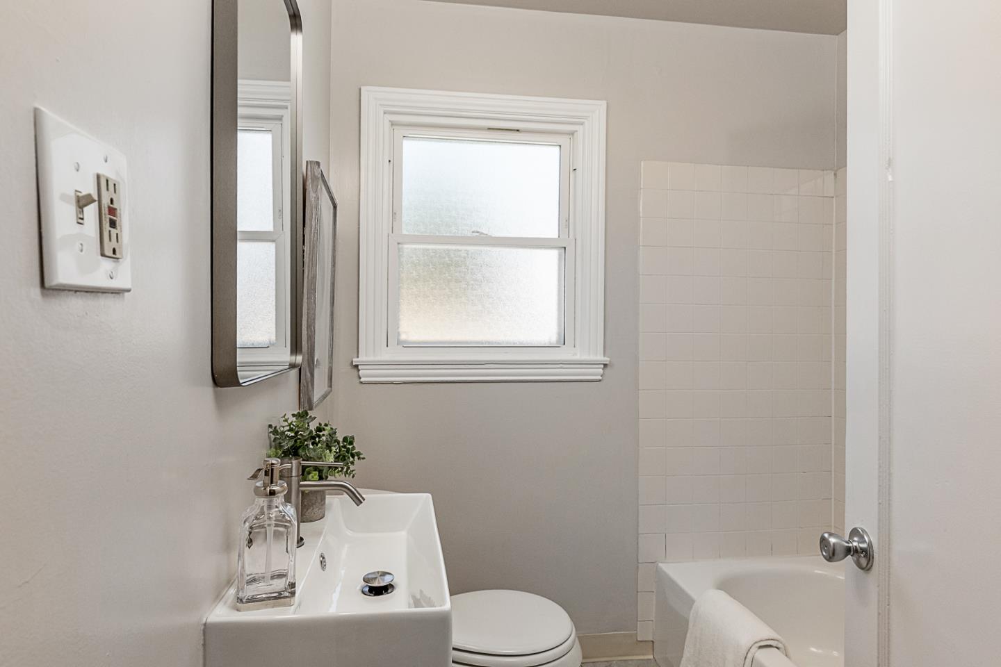 Detail Gallery Image 13 of 19 For 1327 Madera Ave, Menlo Park,  CA 94025 - 2 Beds | 2 Baths