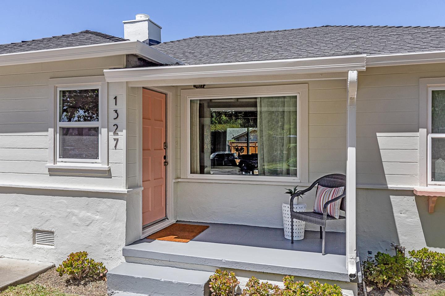 Detail Gallery Image 2 of 19 For 1327 Madera Ave, Menlo Park,  CA 94025 - 2 Beds | 2 Baths