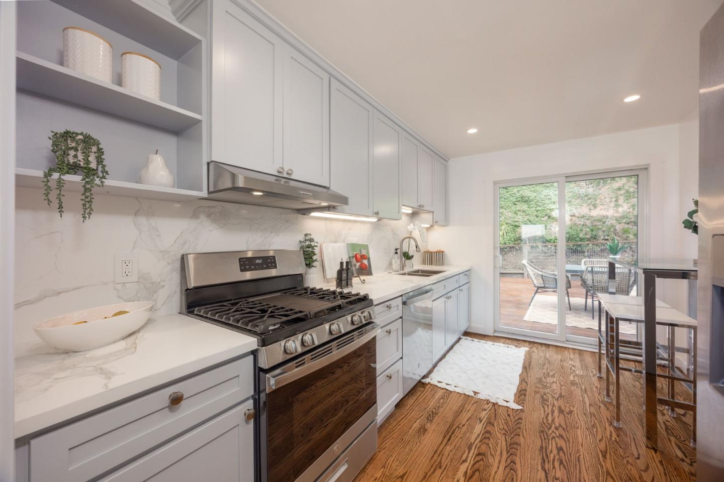 Detail Gallery Image 14 of 37 For 595 Manor Dr, Pacifica,  CA 94044 - 3 Beds | 1 Baths