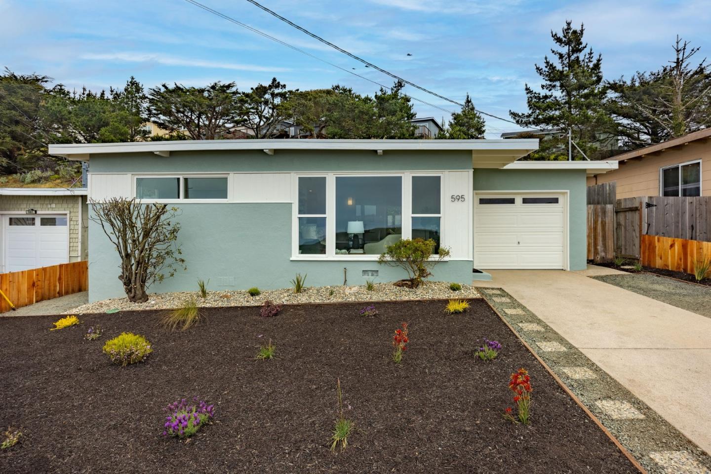 Detail Gallery Image 2 of 37 For 595 Manor Dr, Pacifica,  CA 94044 - 3 Beds | 1 Baths