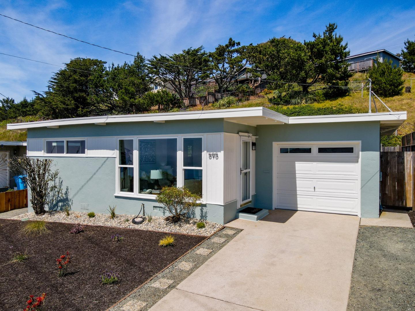 Detail Gallery Image 3 of 37 For 595 Manor Dr, Pacifica,  CA 94044 - 3 Beds | 1 Baths