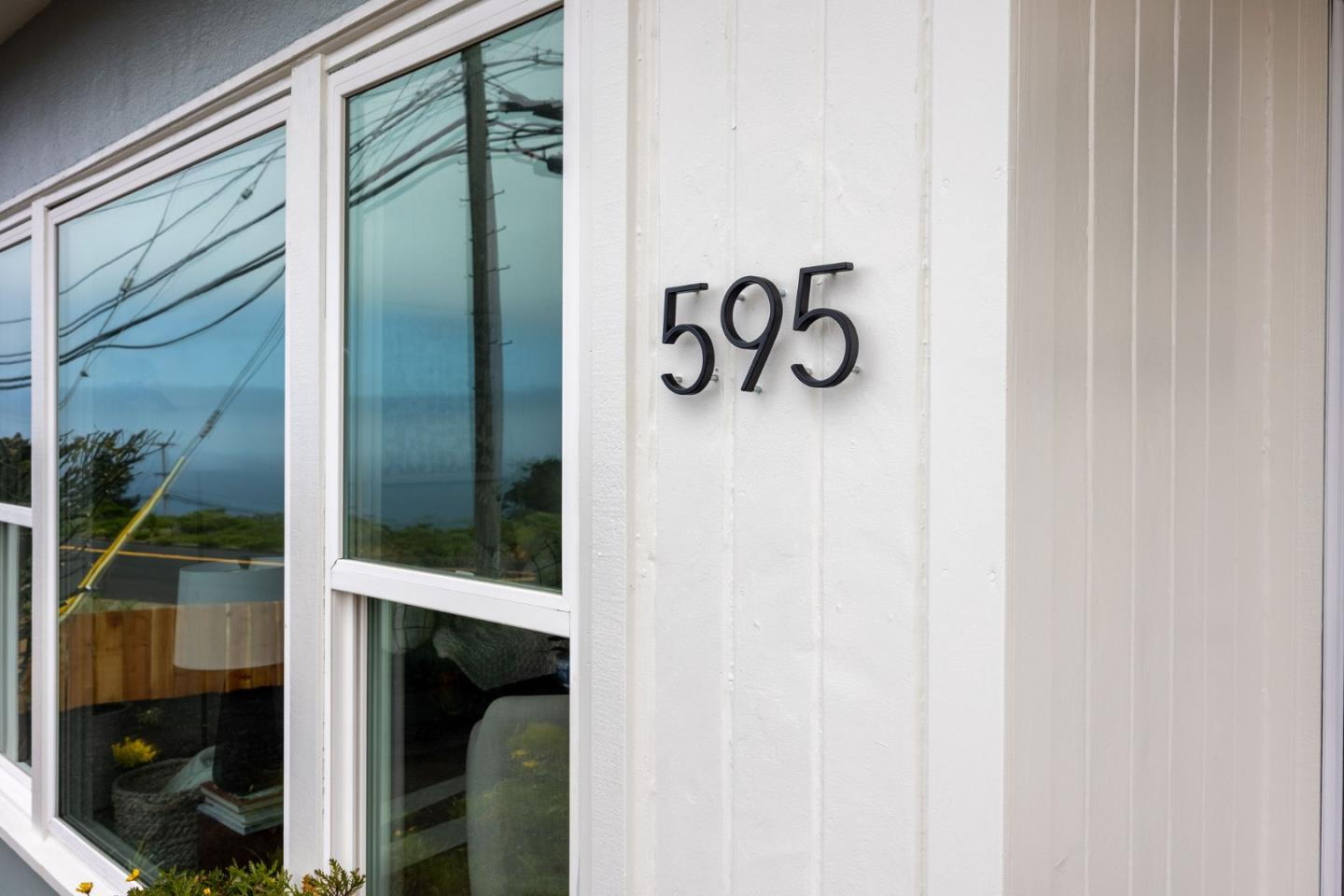 Detail Gallery Image 4 of 37 For 595 Manor Dr, Pacifica,  CA 94044 - 3 Beds | 1 Baths