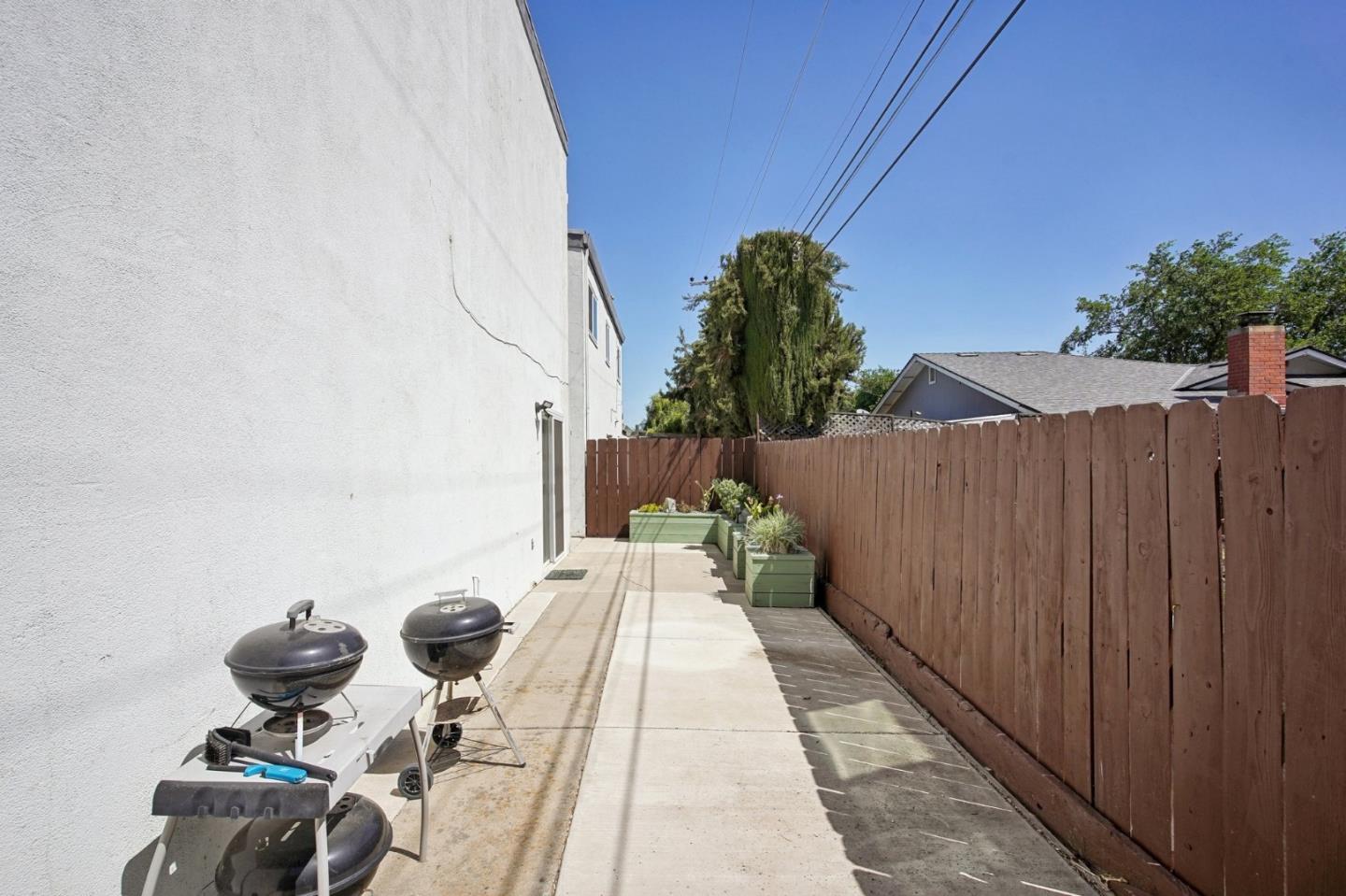 Detail Gallery Image 8 of 10 For 101 Portola Way #7,  Tracy,  CA 95376 - 3 Beds | 2 Baths