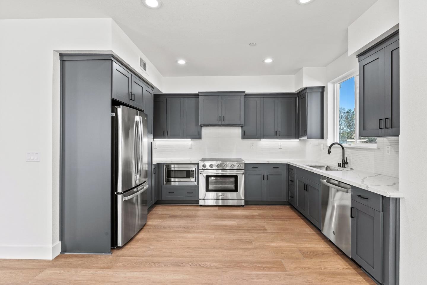 Detail Gallery Image 1 of 29 For 939 Woodside Rd, Redwood City,  CA 94061 - 4 Beds | 2/1 Baths