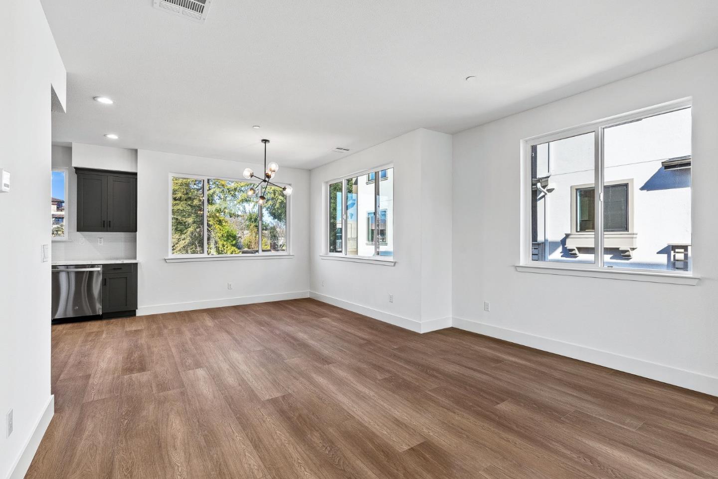 Detail Gallery Image 10 of 29 For 939 Woodside Rd, Redwood City,  CA 94061 - 4 Beds | 2/1 Baths