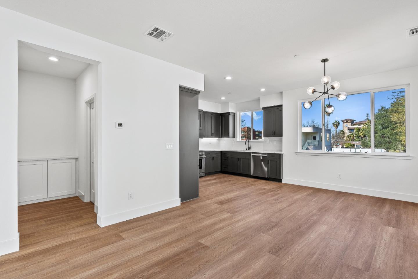 Detail Gallery Image 12 of 29 For 939 Woodside Rd, Redwood City,  CA 94061 - 4 Beds | 2/1 Baths