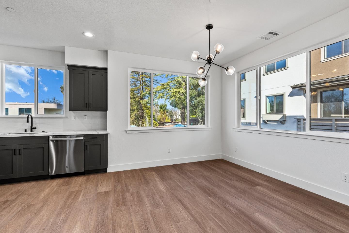 Detail Gallery Image 15 of 29 For 939 Woodside Rd, Redwood City,  CA 94061 - 4 Beds | 2/1 Baths