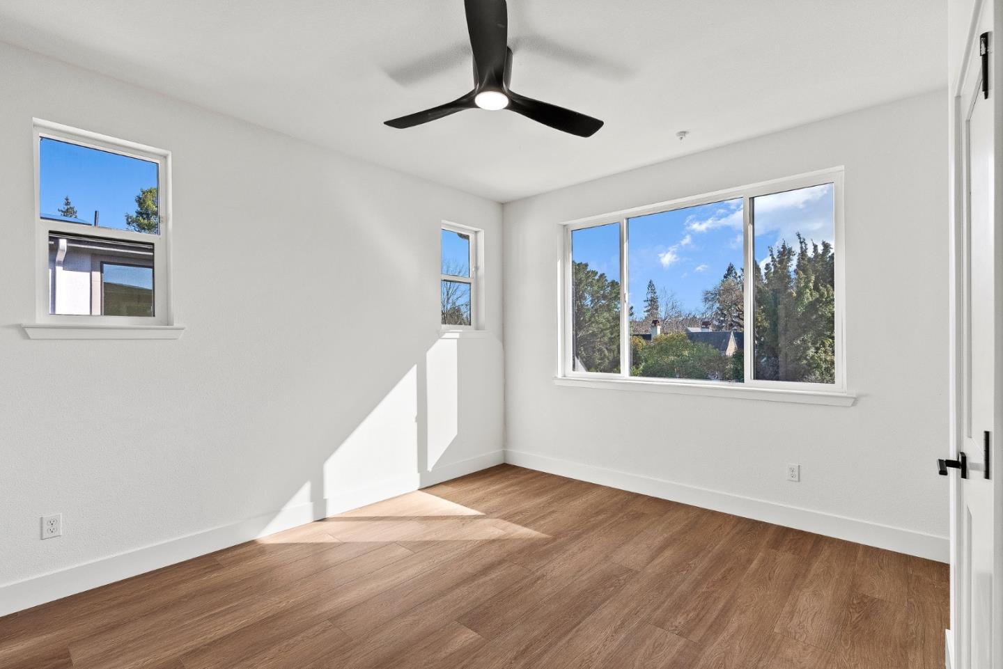 Detail Gallery Image 21 of 29 For 939 Woodside Rd, Redwood City,  CA 94061 - 4 Beds | 2/1 Baths