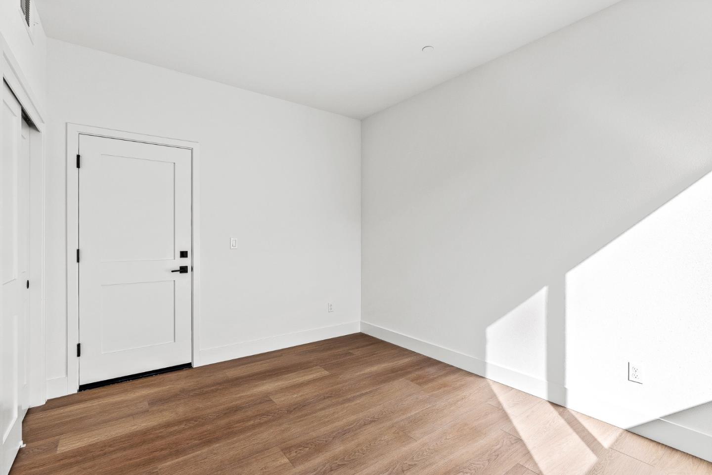 Detail Gallery Image 4 of 29 For 939 Woodside Rd, Redwood City,  CA 94061 - 4 Beds | 2/1 Baths