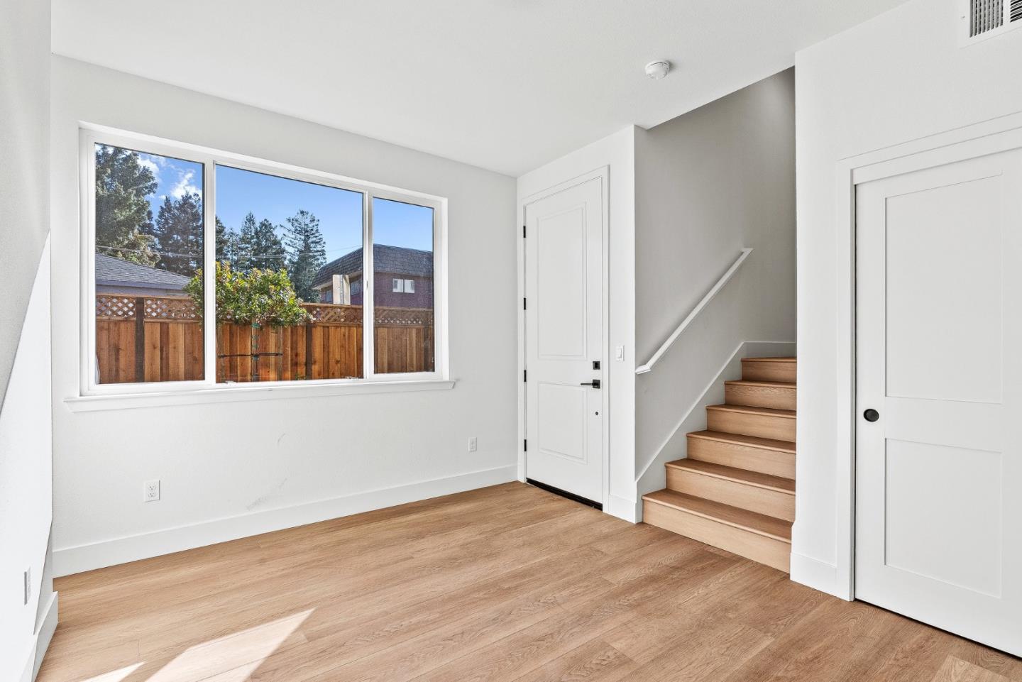 Detail Gallery Image 5 of 29 For 939 Woodside Rd, Redwood City,  CA 94061 - 4 Beds | 2/1 Baths