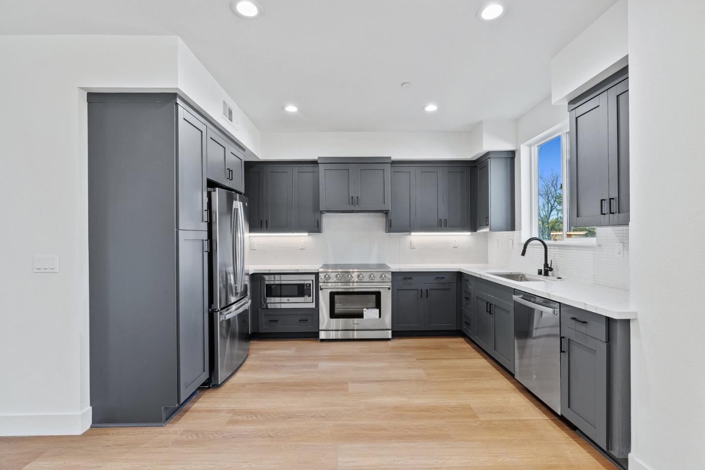 Detail Gallery Image 1 of 28 For 935 Woodside Rd, Redwood City,  CA 94061 - 4 Beds | 2/1 Baths