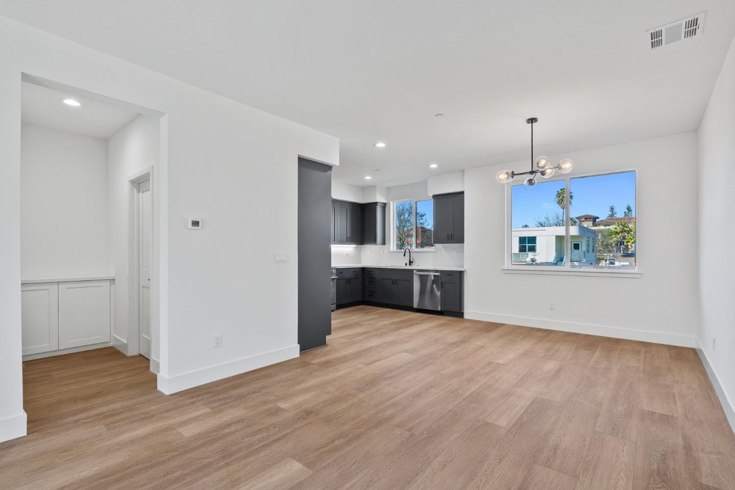 Detail Gallery Image 10 of 28 For 935 Woodside Rd, Redwood City,  CA 94061 - 4 Beds | 2/1 Baths
