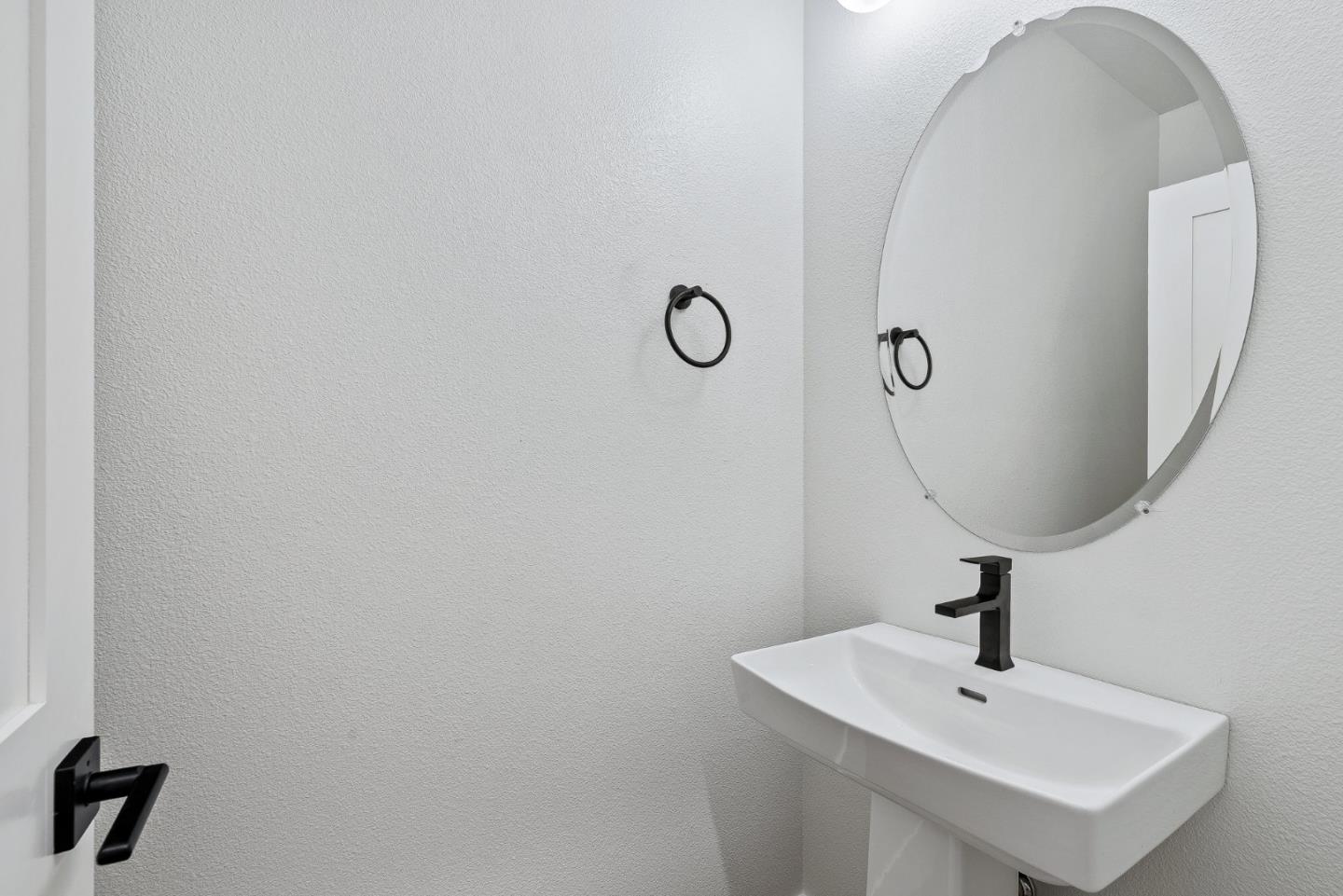 Detail Gallery Image 12 of 28 For 935 Woodside Rd, Redwood City,  CA 94061 - 4 Beds | 2/1 Baths