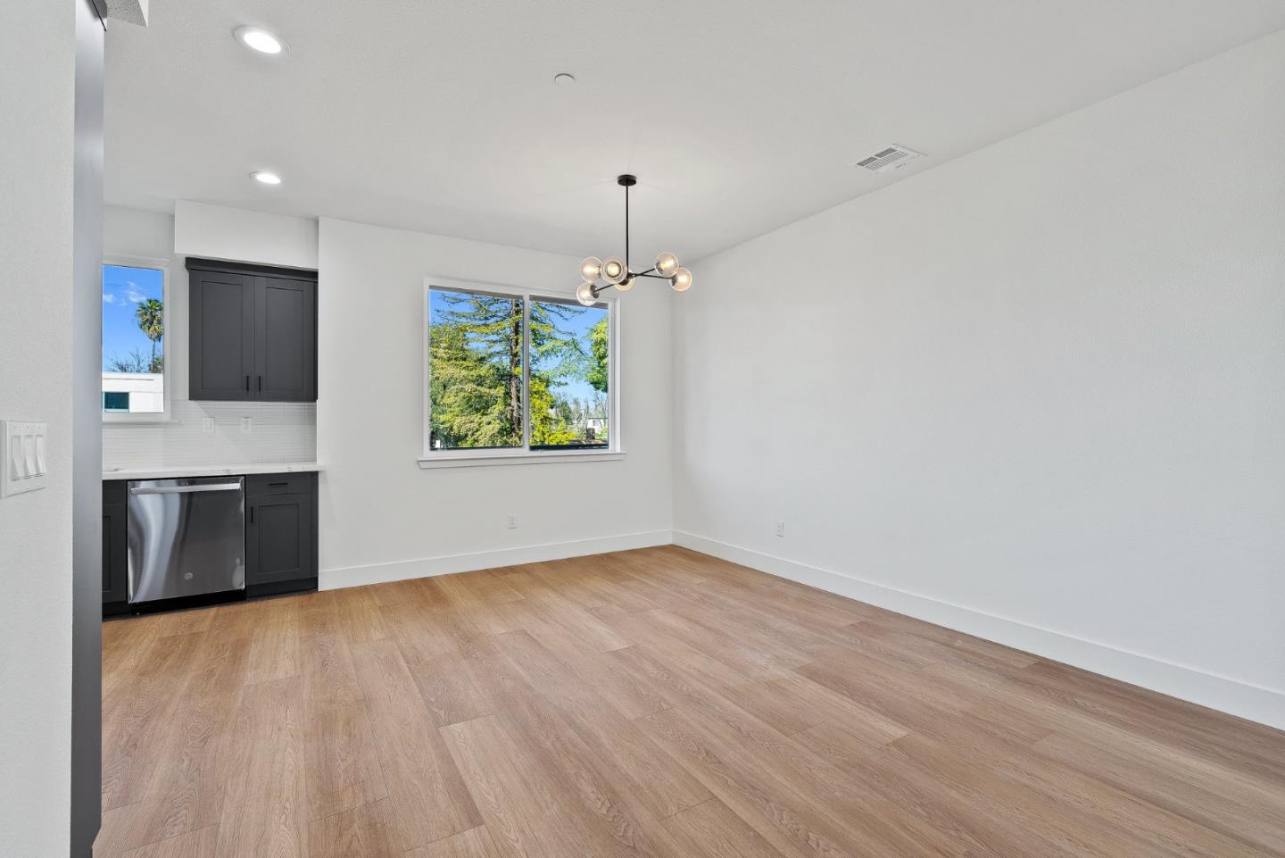 Detail Gallery Image 13 of 28 For 935 Woodside Rd, Redwood City,  CA 94061 - 4 Beds | 2/1 Baths