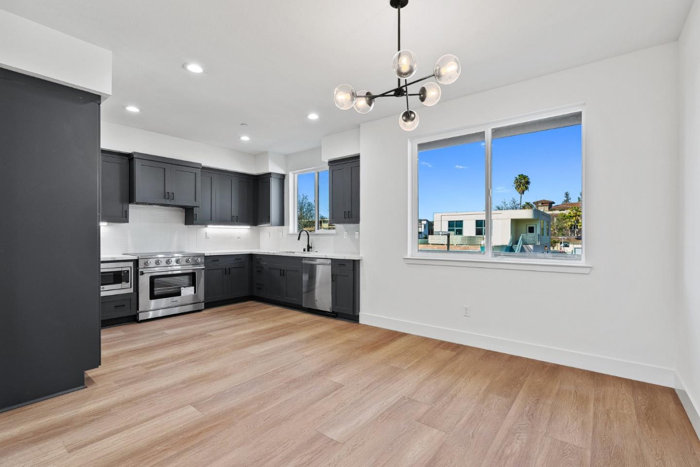 Detail Gallery Image 14 of 28 For 935 Woodside Rd, Redwood City,  CA 94061 - 4 Beds | 2/1 Baths