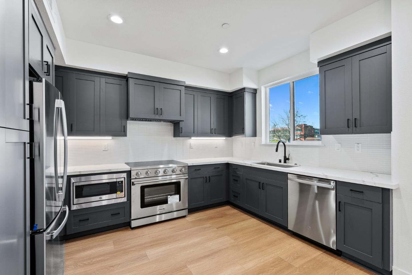 Detail Gallery Image 16 of 28 For 935 Woodside Rd, Redwood City,  CA 94061 - 4 Beds | 2/1 Baths