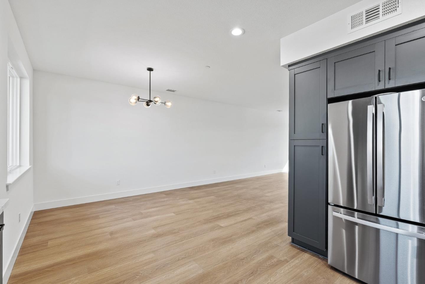 Detail Gallery Image 18 of 28 For 935 Woodside Rd, Redwood City,  CA 94061 - 4 Beds | 2/1 Baths