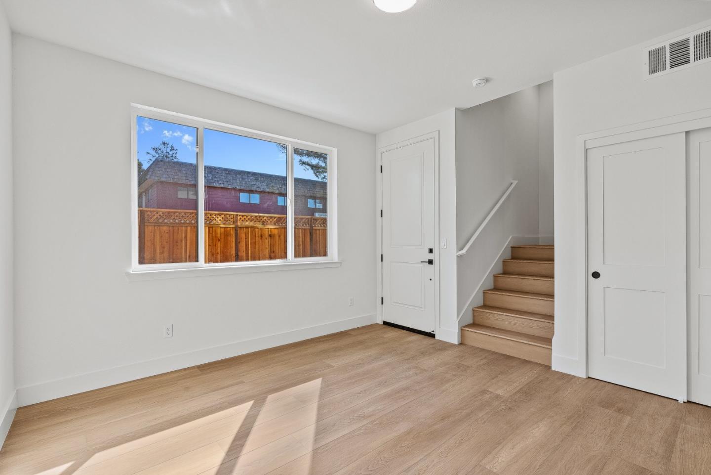 Detail Gallery Image 5 of 28 For 935 Woodside Rd, Redwood City,  CA 94061 - 4 Beds | 2/1 Baths