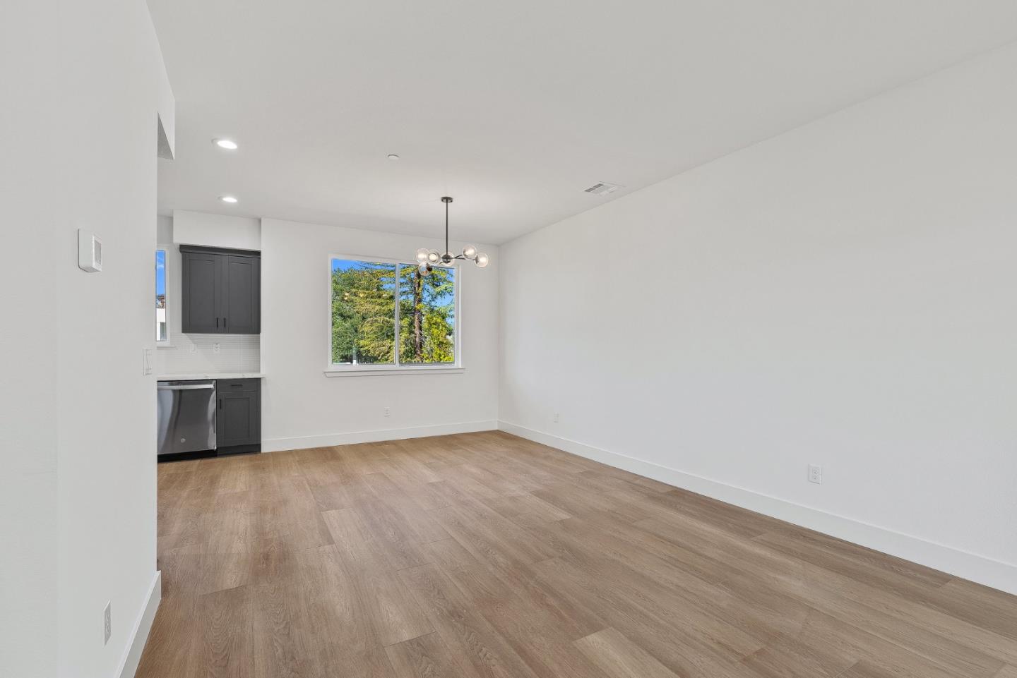 Detail Gallery Image 9 of 28 For 935 Woodside Rd, Redwood City,  CA 94061 - 4 Beds | 2/1 Baths