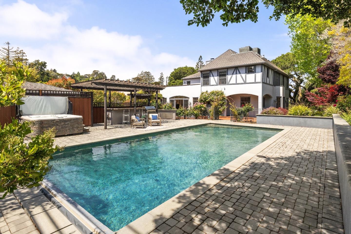Detail Gallery Image 38 of 44 For 2301 Oakdale Rd, Hillsborough,  CA 94010 - 5 Beds | 4/1 Baths