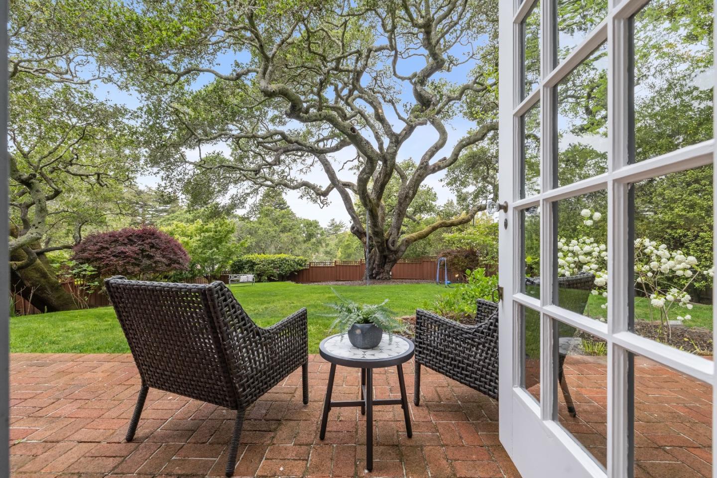 Detail Gallery Image 8 of 44 For 2301 Oakdale Rd, Hillsborough,  CA 94010 - 5 Beds | 4/1 Baths