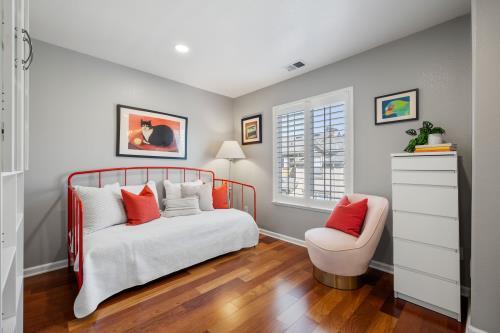 Detail Gallery Image 20 of 31 For 70 Sheffield Ct, Mountain View,  CA 94040 - 3 Beds | 3 Baths
