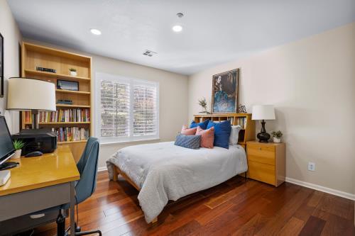 Detail Gallery Image 23 of 31 For 70 Sheffield Ct, Mountain View,  CA 94040 - 3 Beds | 3 Baths