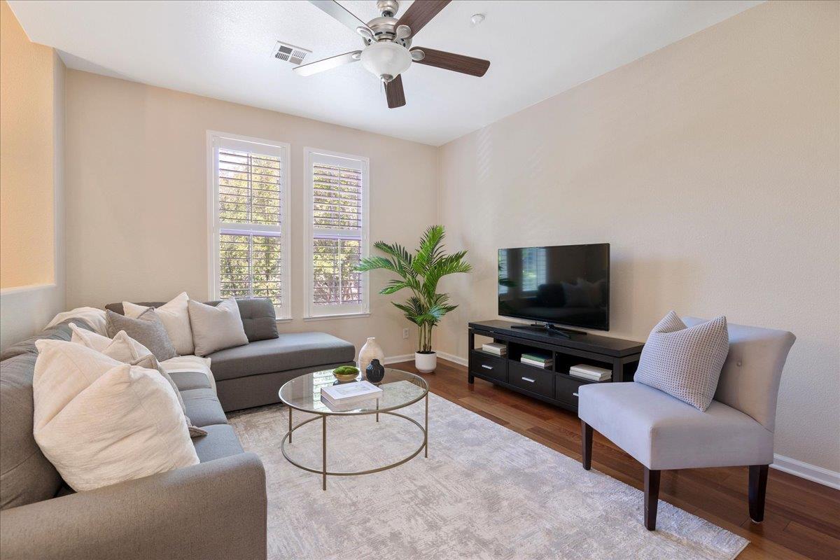 Detail Gallery Image 5 of 31 For 70 Sheffield Ct, Mountain View,  CA 94040 - 3 Beds | 3 Baths