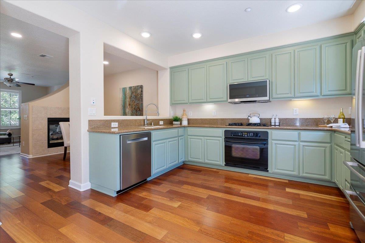Detail Gallery Image 9 of 31 For 70 Sheffield Ct, Mountain View,  CA 94040 - 3 Beds | 3 Baths