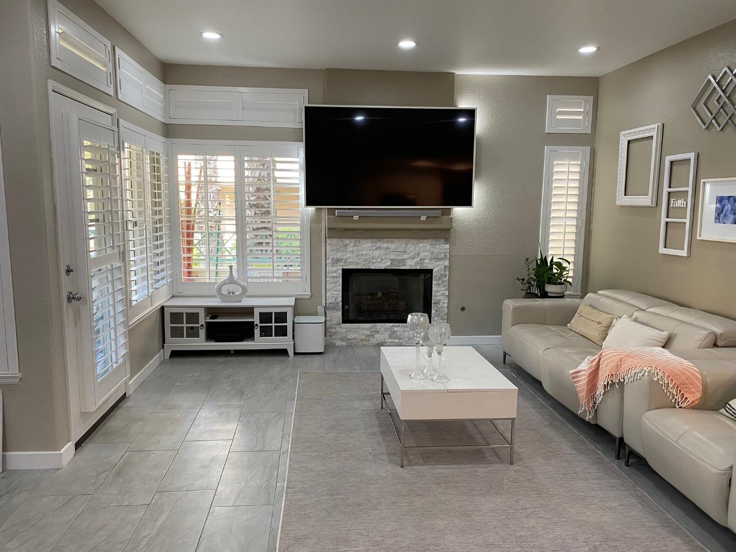 Detail Gallery Image 2 of 16 For 12670 Springbrook Dr #C,  San Diego,  CA 92128 - 2 Beds | 2 Baths