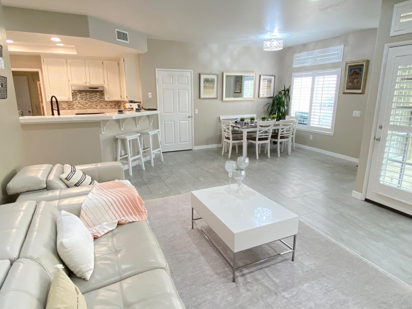 Detail Gallery Image 3 of 16 For 12670 Springbrook Dr #C,  San Diego,  CA 92128 - 2 Beds | 2 Baths