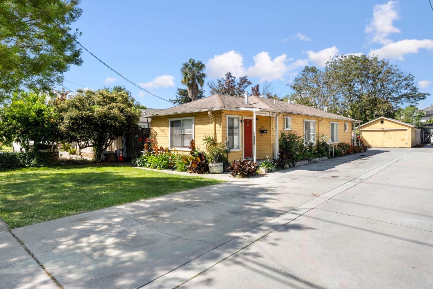 Detail Gallery Image 2 of 16 For 947 S 11th St, San Jose,  CA 95112 - 2 Beds | 2 Baths
