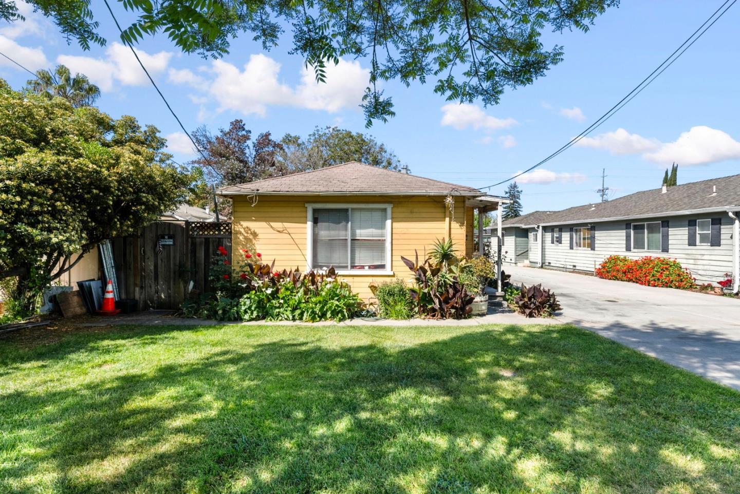 Detail Gallery Image 3 of 16 For 947 S 11th St, San Jose,  CA 95112 - 2 Beds | 2 Baths