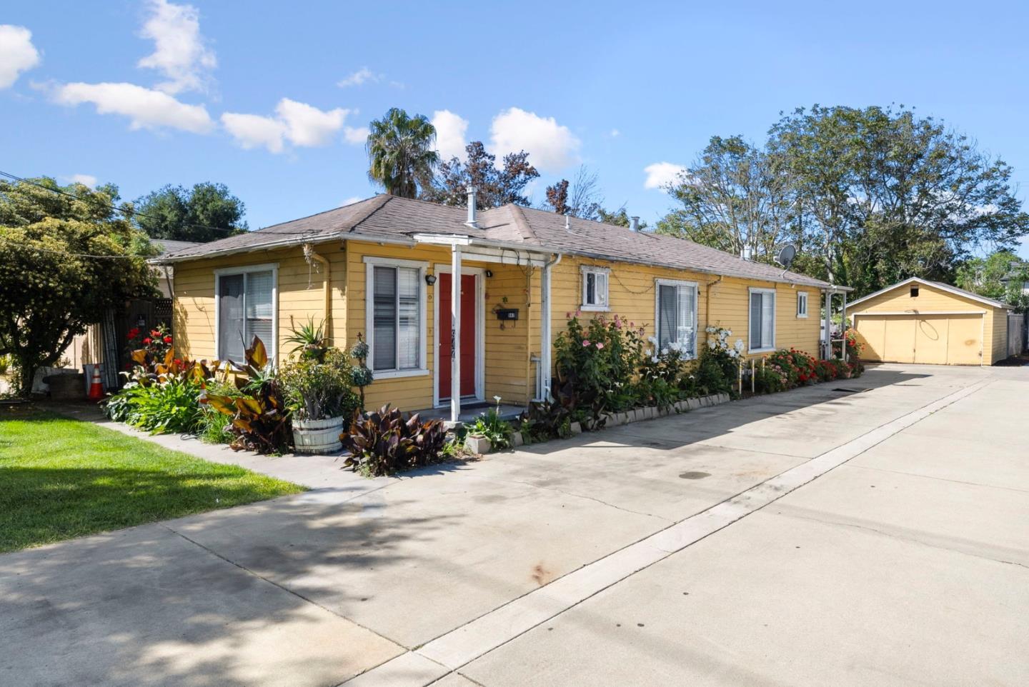 Detail Gallery Image 5 of 16 For 947 S 11th St, San Jose,  CA 95112 - 2 Beds | 2 Baths