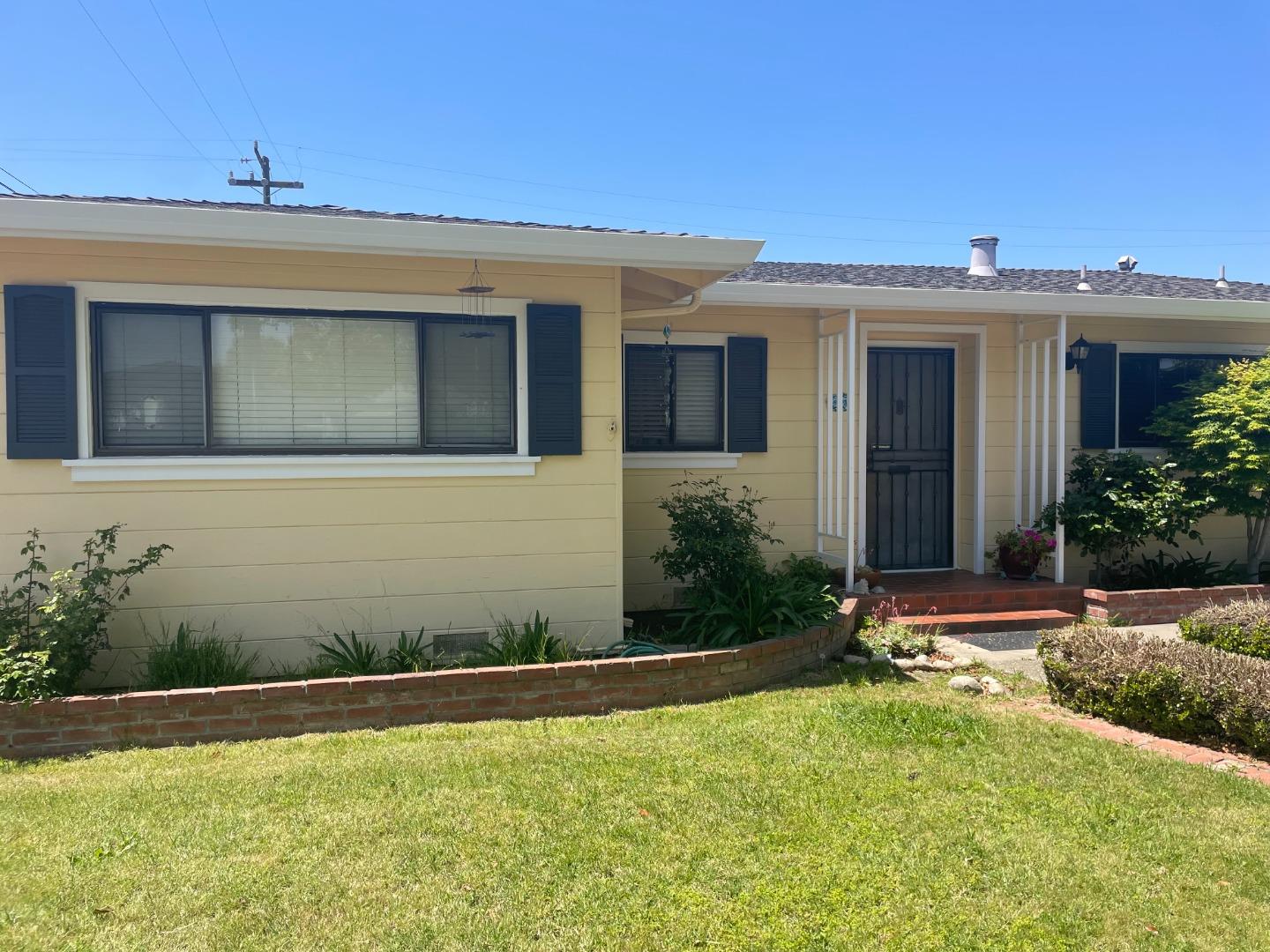 Detail Gallery Image 2 of 7 For 1229 Tyler St, Salinas,  CA 93906 - 2 Beds | 2 Baths