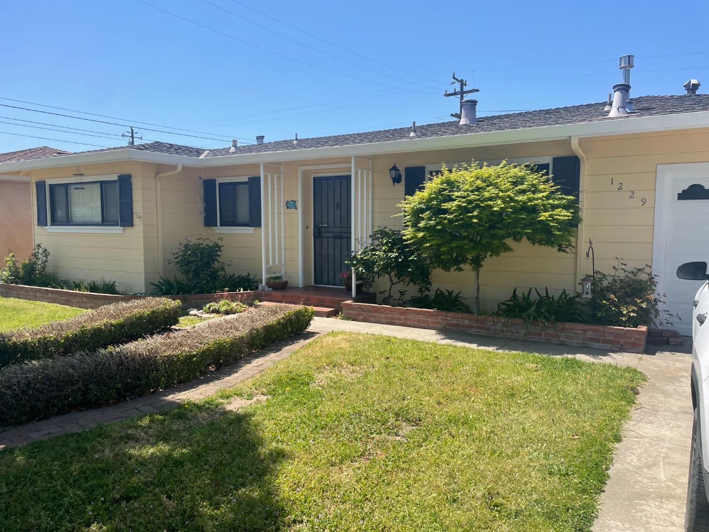 Detail Gallery Image 4 of 7 For 1229 Tyler St, Salinas,  CA 93906 - 2 Beds | 2 Baths