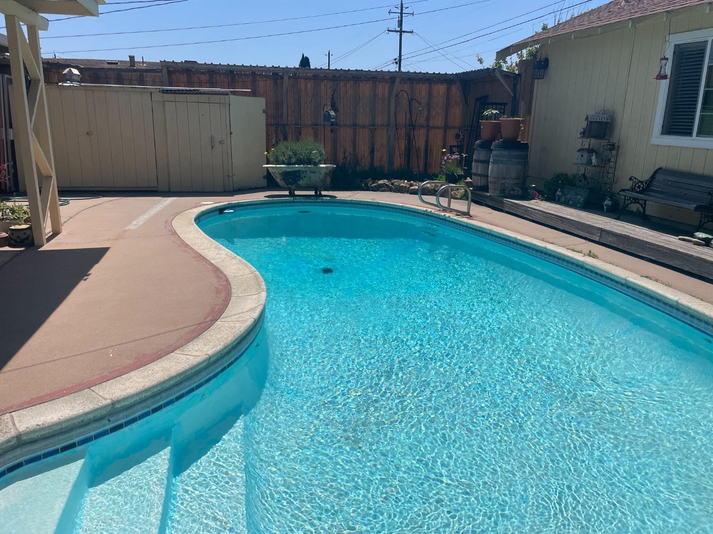 Detail Gallery Image 6 of 7 For 1229 Tyler St, Salinas,  CA 93906 - 2 Beds | 2 Baths