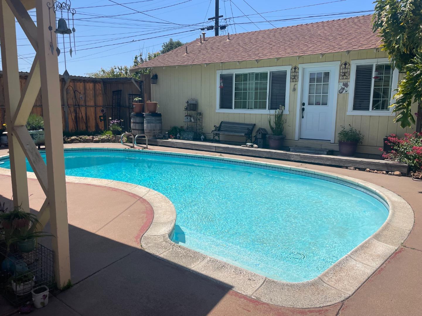 Detail Gallery Image 7 of 7 For 1229 Tyler St, Salinas,  CA 93906 - 2 Beds | 2 Baths