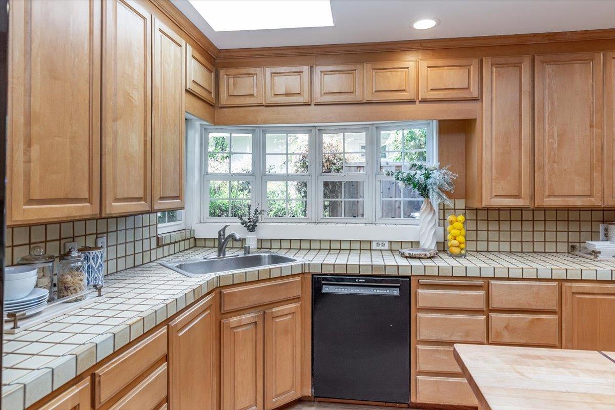 Detail Gallery Image 11 of 43 For 744 Los Altos Ave, Los Altos,  CA 94022 - 4 Beds | 3 Baths