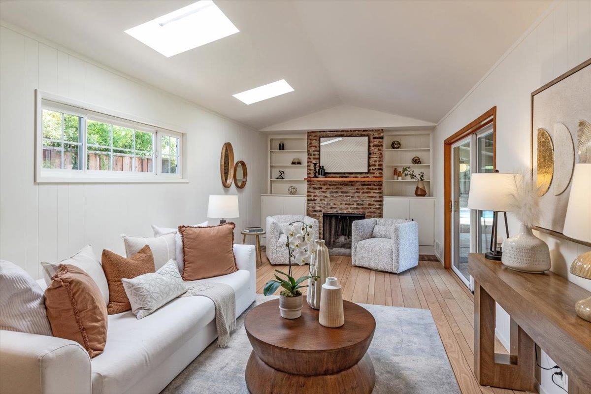 Detail Gallery Image 13 of 43 For 744 Los Altos Ave, Los Altos,  CA 94022 - 4 Beds | 3 Baths
