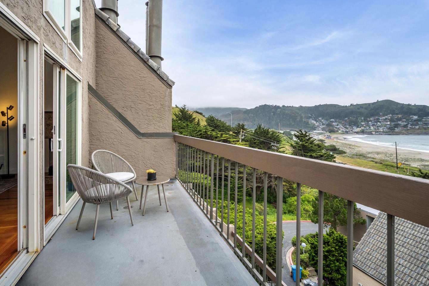 Detail Gallery Image 10 of 37 For 445 Roberts Rd, Pacifica,  CA 94044 - 2 Beds | 2 Baths