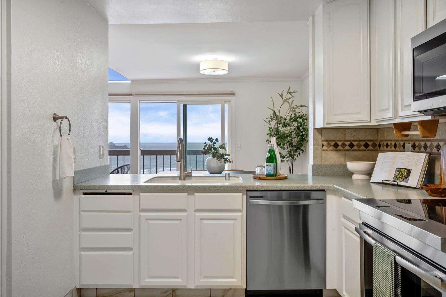 Detail Gallery Image 14 of 37 For 445 Roberts Rd, Pacifica,  CA 94044 - 2 Beds | 2 Baths