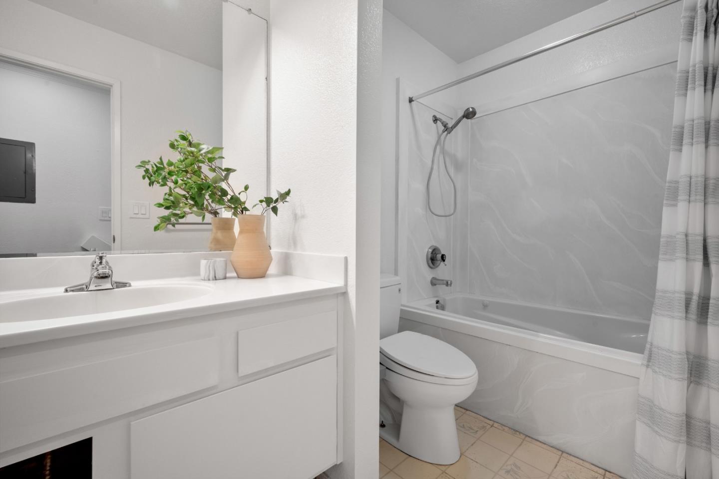 Detail Gallery Image 18 of 37 For 445 Roberts Rd, Pacifica,  CA 94044 - 2 Beds | 2 Baths
