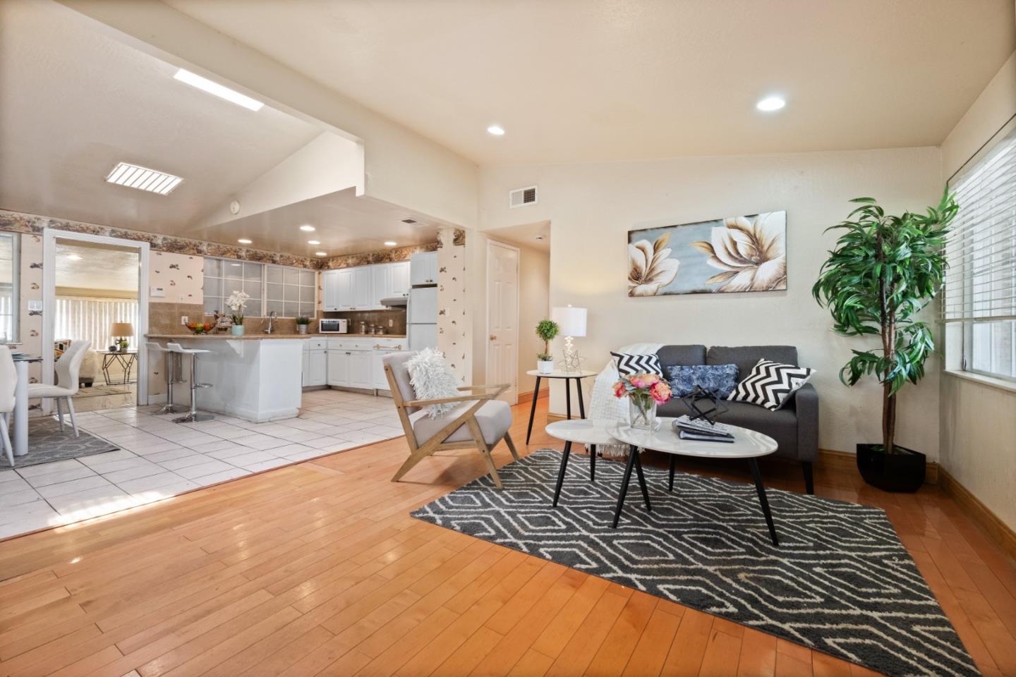 Detail Gallery Image 3 of 23 For 1919 S King Rd, San Jose,  CA 95122 - 3 Beds | 2 Baths