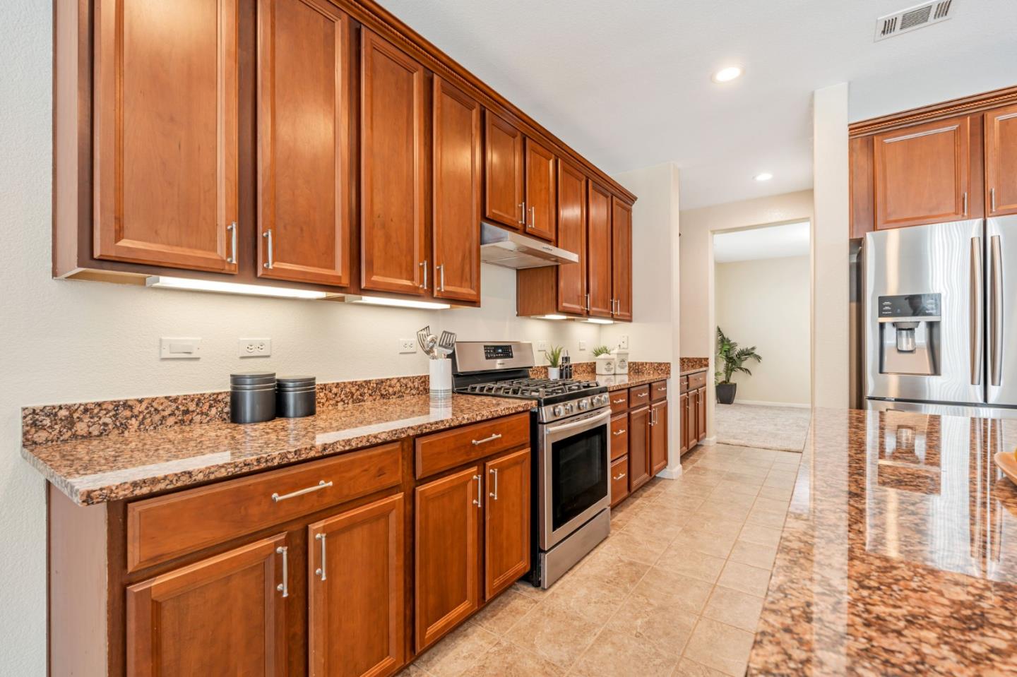 Detail Gallery Image 13 of 59 For 261 Cherry Blossom Ln, Patterson,  CA 95363 - 5 Beds | 3 Baths